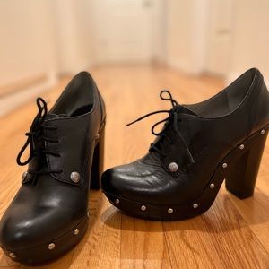 VINCE CAMUTO CANASTA BLACK PLATFORM CLOGS